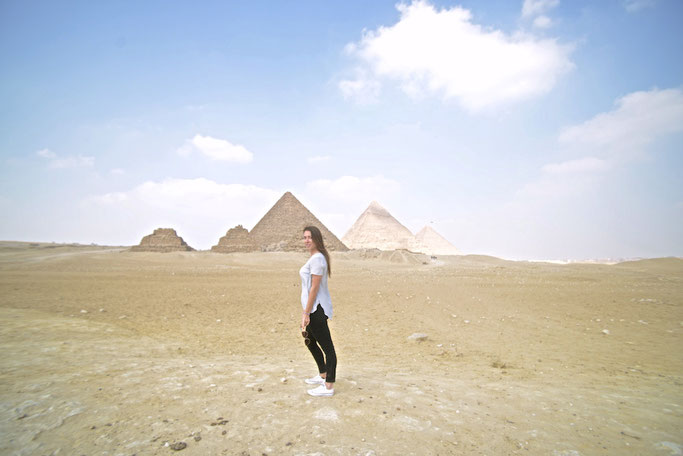 how to get a picture of the pyramids with no one in