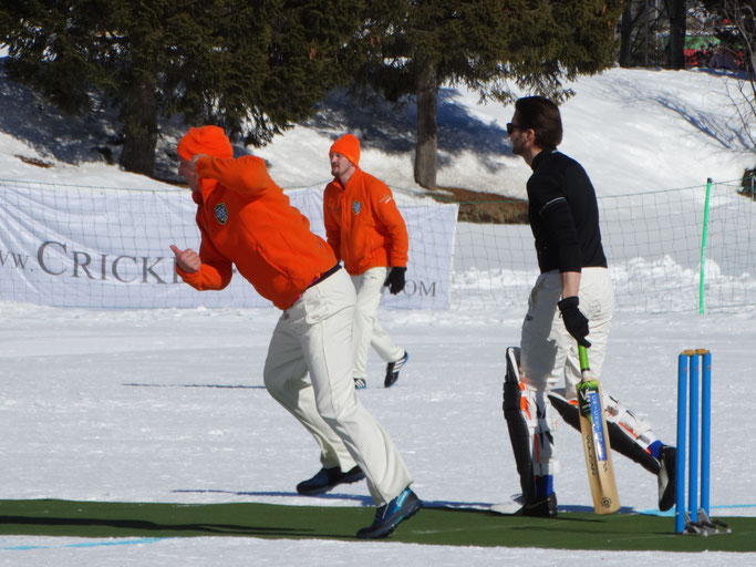 Tallinn Hippos bowling to Old Cholmeleians in 2025 COI final