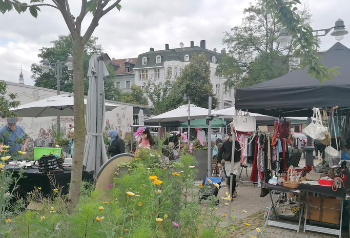 Flohmärktchen des Bürgerforum Oberbarmen auf dem Vorplatz der Färberei - Foto: Iris Colsman