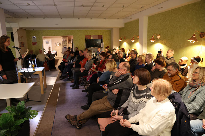 Susanne M. Riedel bei der Lesebühnen-Nacht in der ADTV-Tanzschule von Sieglinde Kotzur © Frank Koppen; 2025
