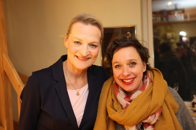 Maike Bartz, Susanne Schirdewahn lächeln in die Kamera