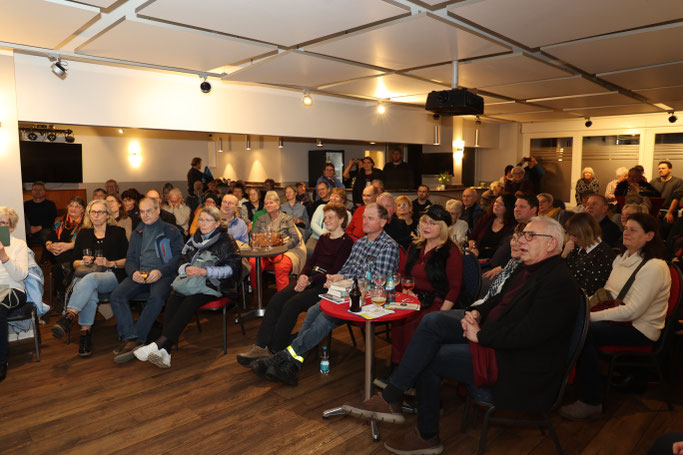 Sitzende Menschen, Zuschauer bei Lesung im FELIX-Punkt-Club zur Lesenacht an der M8