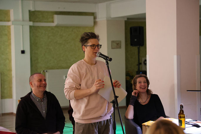 Kirsten Fuchs, Susanne M. Riedel und Ahne während der Lesebühnen-Nacht in der ADTV Tanzschule © Frank Koppen; 2025