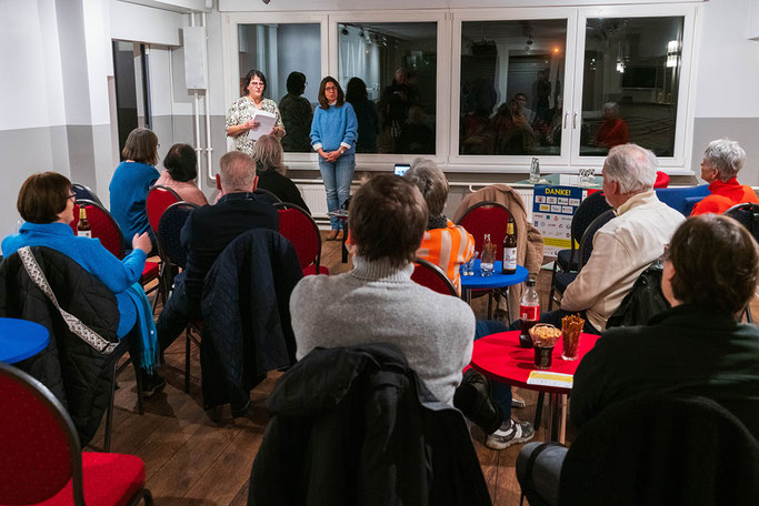 Bezirksbürgermeisterin Nadja Zivkovic und Kerstin Lüttke von der FELIX WG eröffnen im FELIX-Punkt-Club die 8. Lesenacht © Kerstin Lüttke; 2025