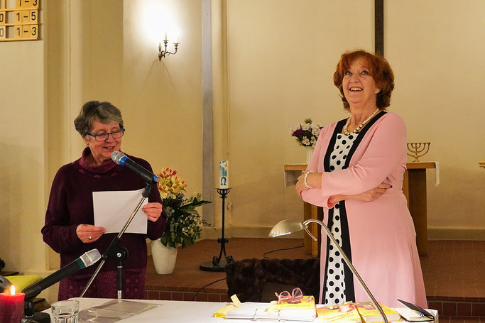 Heidemarie Liebich und Dagmar Gelbke bei der Satire-Nacht in der Dorfkirche Marzahn © Andreas Kleingünther; 2025