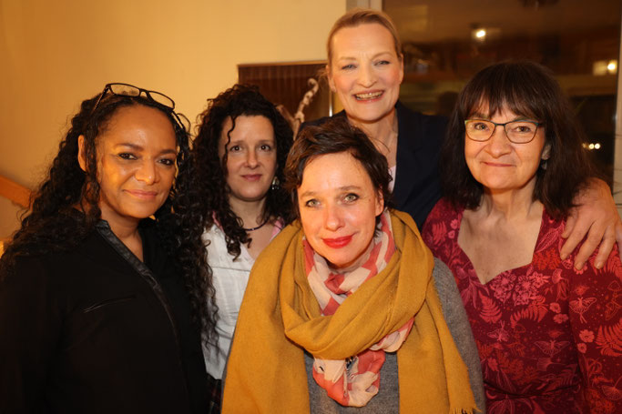 Gruppenbild mit Abini Zöllner, Franziska Hauser, Susanne Schirdewahn, Maike Bartz und Antje Püpke in der Golferia Marzahn zur Kurzgeschichten-Nacht an der M8