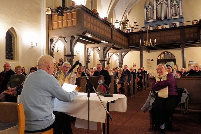 Peter Bause bei der Satire-Nacht in der Dorfkirche Marzahn © Andreas Kleingünther; 2025