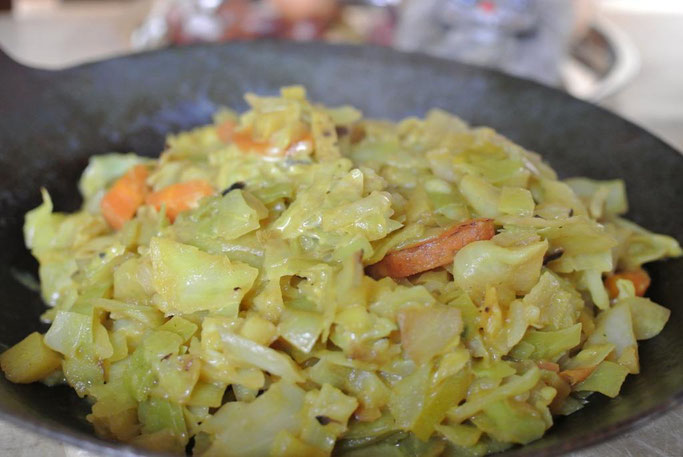 Schnelles Kraut als Gratin mit Käse, Kreuzkümmel und Kurkuma