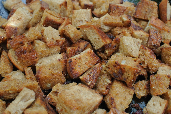 Edle Resteverwertung: Croutons selbst machen in der Pfanne aus altbackenem Brot
