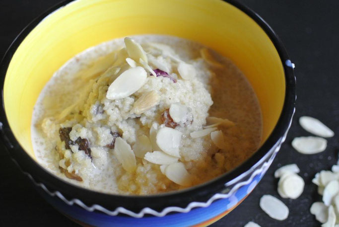 Süßer Couscous mit Milch und getrockneten Früchten - Seffa