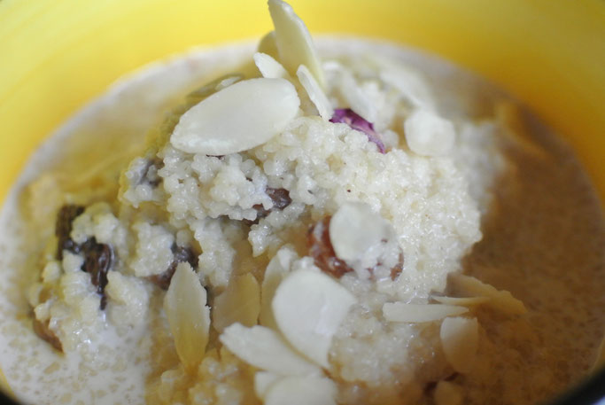 Süßer Couscous mit Milch und getrockneten Früchten - Seffa