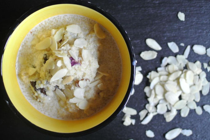 Süßer Couscous mit Milch und getrockneten Früchten - Seffa