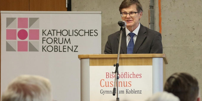 Prof. Dr. Ulli Roth von der Universität Koblenz sprach im Rahmend es Katholischen Forums in Koblenz über das Konzil von Nizäa. Foto: © Julia Fröder