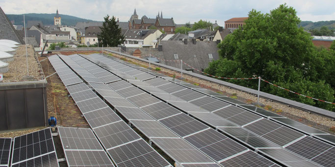 Im Jahre 2020 war das Trierer Angela-Merici-Gymnasium die erste Bistumsschule, die mit einer Photovoltaikanlage ausgestattet wurde. © Stefan Schneider