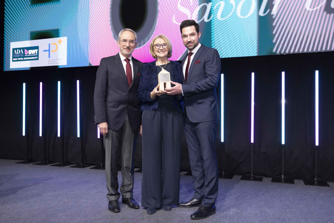 Daniel, Dirk und Gabi Hempen erhielten mit ihrem Hotel Rodderdorf im Ahrtal den „Special Award“ / © Thomas Fedra/ahgz 