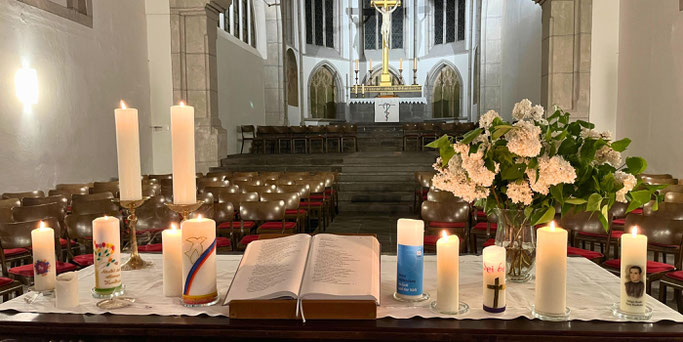 Traditionell wird die Nacht der offenen Kirchen in Koblenz mit dem gemeinsamen Gebet für die Stadt beendet, bei dem alle beteiligten Gemeinden eine Kerze auf den Altar stellen. © Julia Fröder