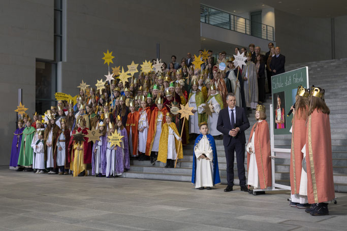 Kronen, Sterne und Kinder in prächtigen Gewändern im Kanzleramt: Minister Thorsten Frei, Chef des Bundeskanzleramts, hat am 6. Januar 108 Sternsinger aus ganz Deutschland empfangen.© Mika Väisänen / Kindermissionswerk