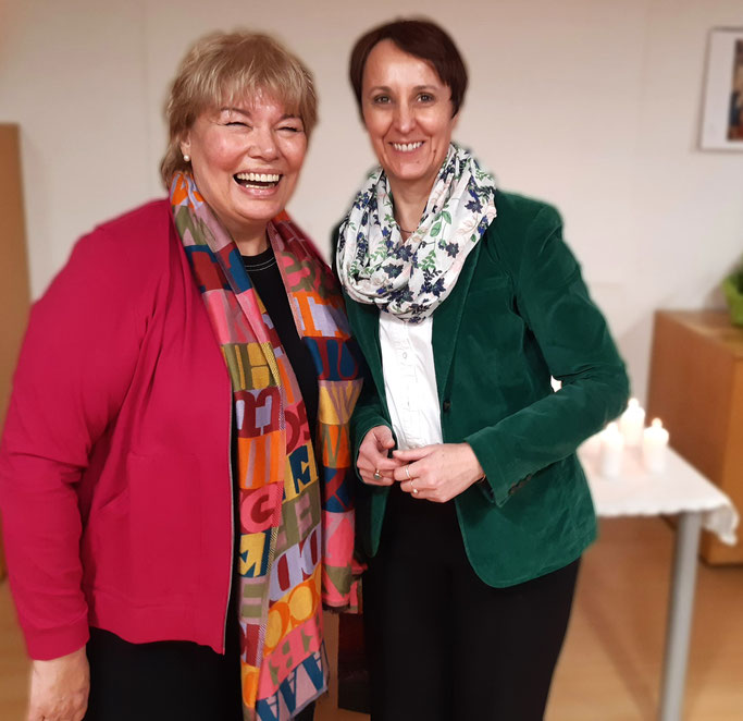 Erni Stock-Hampel und Dekanin Birgit Hamrich mit einem strahlenden Lachen. Foto: Gert Holle