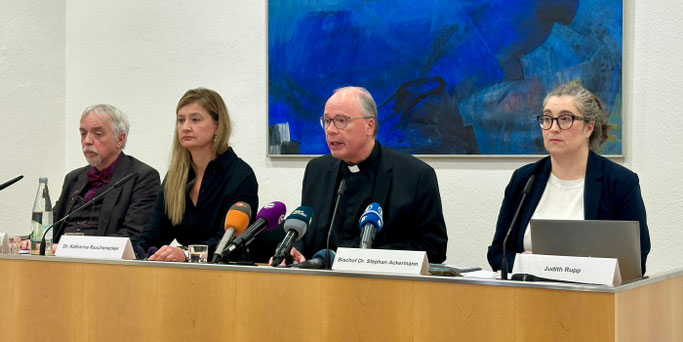 Dr. Andreas Zimmer, Dr. Katharina Rauchenecker, Bischof Dr. Stephan Ackermann und Judith Rupp (vlnr.) © Inge Hülpes/Bistum Trier