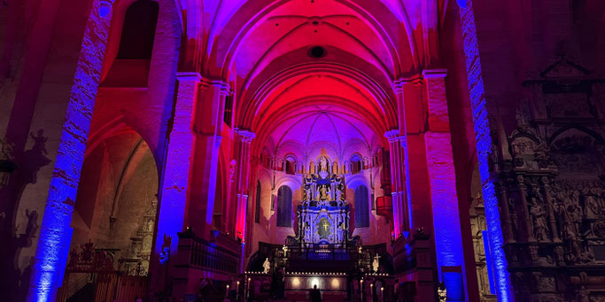 Der Trierer Dom erstrahlte bei der Nacht der offenen Kirchen in besonderem Licht. © Judith Rupp / Bistum Trier