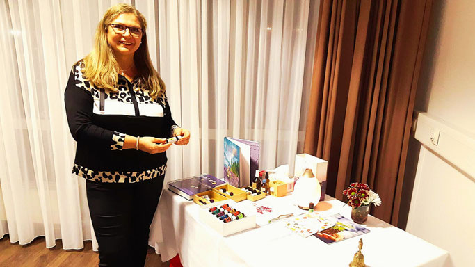 Tatjana Hense erläuterte die Gewinnung und Wirkweise verschiedener ätherischer Öle. Foto: Gert Holle