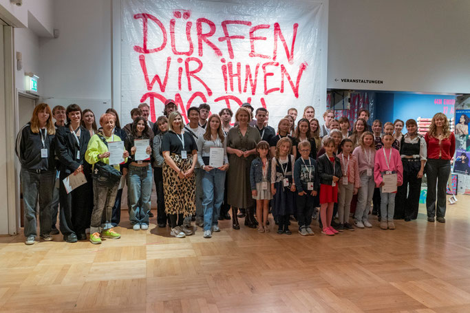Bundesjugendministerin Lisa Paus mit den Preisträger*innen des Deutschen Jugendfotopreises 2024 am Samstagabend im NRW-Forum Düsseldorf (Foto: Andy Happel/KJF) 