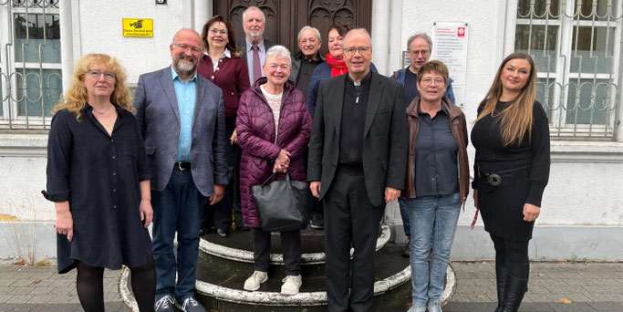 Bischof Ackermann mit Caritas-Vertretern, dem Pastoralen Rat und Mitarbeiterinnen aus den Fachgebieten. © Julia Fröder
