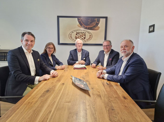 Die Vorstandsmitglieder Dr. Tobias Gaydoul, Diakonin Christine Meyer, Karl Schulz und Diakon Peter Barbian mit Aufsichtsratsvorsitzendem Prof. Dr. Stefan Ark Nitsche (Mitte).Bildrechre: Rummelsberger Diakonie. Fotograf:Phillip Reizner 