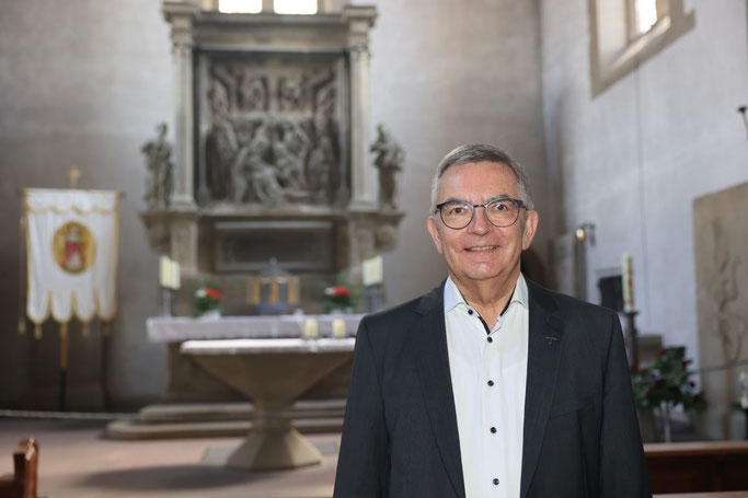 Domkapitular em. Dr. Helmut Gabel vor dem Riemenschneideraltar von Maidbronn.© Markus Hauck (POW)  