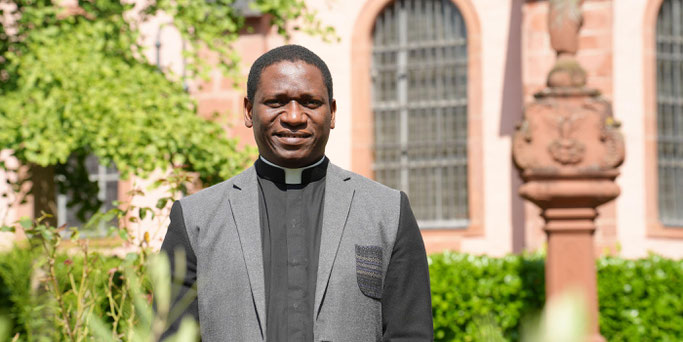 Francis Okeke im Pfarrgarten von St. Markus in Wittlich. © Stefan Endres
