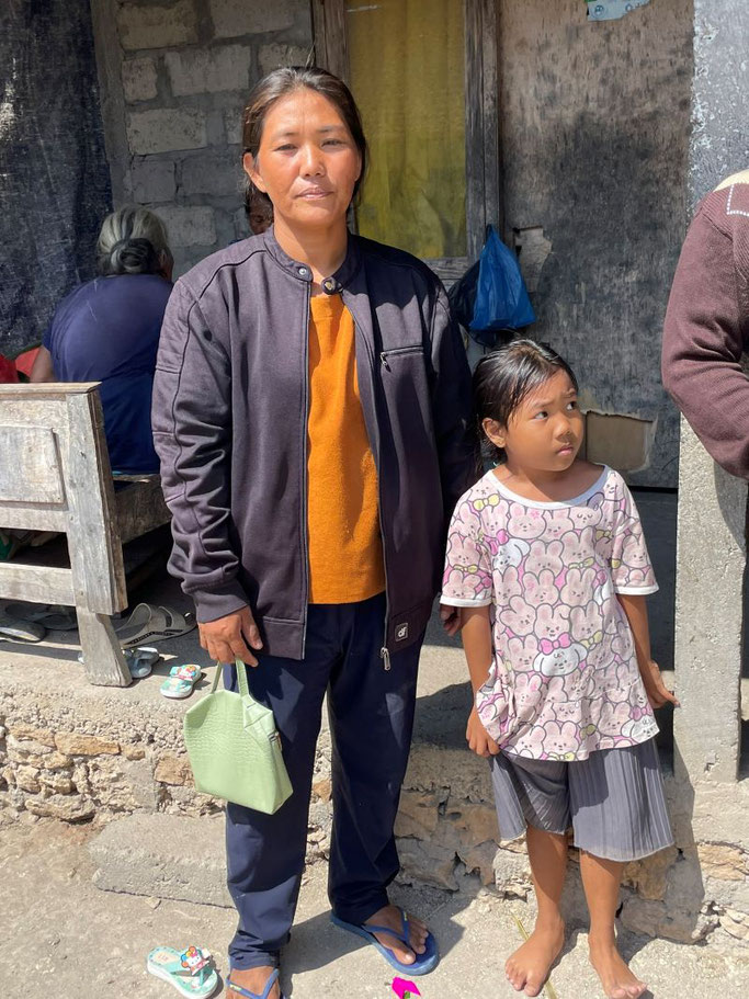 Kantris Fischverkauf hat sich so gut entwickelt, dass sie die Schulkosten für ihr Kind bezahlen kann. Foto: Global Micro Initiative e.V. 