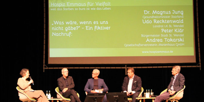 Statt Grußworte: Gesprächsrunde mit Andrea Tokarski (Marienhaus GmbH), Landrat Udo Recktenwald, Moderator Joachim Weyand, Sozialminister Magnus Jung und Bürgermeister Peter Klär © Rieke Eulenstein/evks