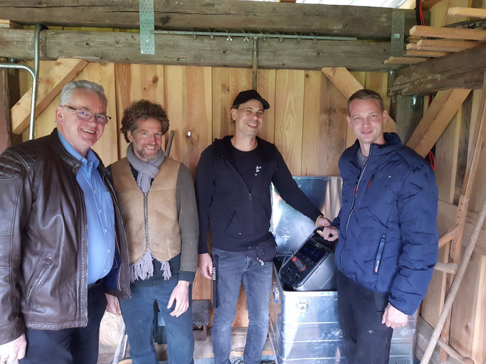 Florian Appell (rechts) erläuterte Till Strohbusch und Stefan Sylla von der Solawi und Fritz Hense (rechts), Präsident des RC Nidda die technischen Feinheiten des Energiespeichers. Foto: Gert Holle 