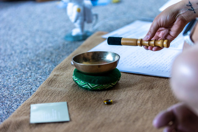 Mit einem Gong leitet Esther Göbel die Meditation ein. Foto: Hartmut Salzmann
