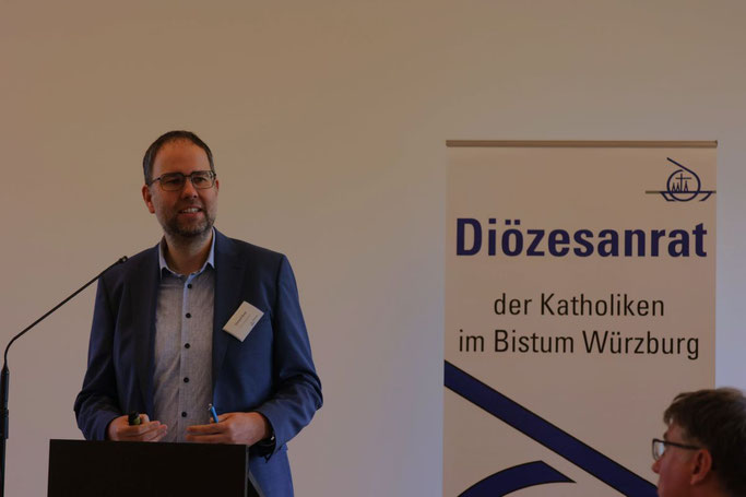 Christoph Brod, Referent des Generalvikars, stellte die neue zentrale Anlaufstelle des Bistums für Lob und Kritik vor, die demnächst an den Start geht.© Markus Hauck (POW)  