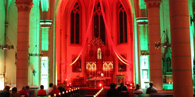 Die Kirche Maria Himmelfahrt in Marpingen war in buntes Licht getaucht. © Rieke Eulenstein/evks