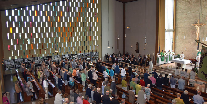 350 Menschen kamen zum letzten Gottesdienst in die St. Pius X.-Kirche in Calmesweiler. © Ute Kirch