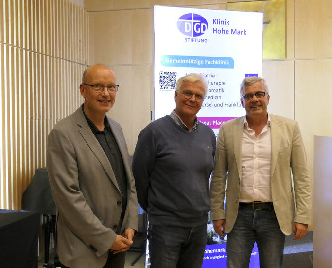 von links nach rechts: Dr. Gerhard Sütfels, als Chefarzt verantwortlich für die Tagesklinik, Dr. Andreas Richter, Oberarzt der Tagesklinik, Prof. Markus Steffens, Ärztlicher Direktor der DGD Klinik Hohe Mark. Foto: dgd
