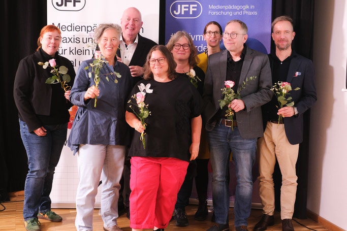 Neuer Vorstand: Dr. Gabriele Weitzmann, 1. Vorsitzende: Prof‘in Dr. Birgit Dorner, Prof. Dr. Thomas Knieper, Elke Dillmann, Prof‘in Friederike Tilemann, Prof‘in Dr. Angelika Beranek, 2. Vorsitzender: Klaus Lutz, Dr. Roland Pöllinger (v.l.). Foto: JFF