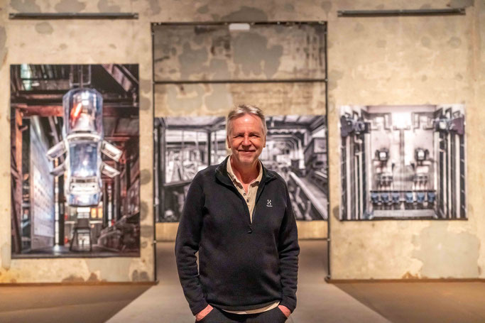 Fotograf Thomas Stachelhaus vor seinen ausgestellten Werken (c) Jochen Tack, Stiftung Zollverein 