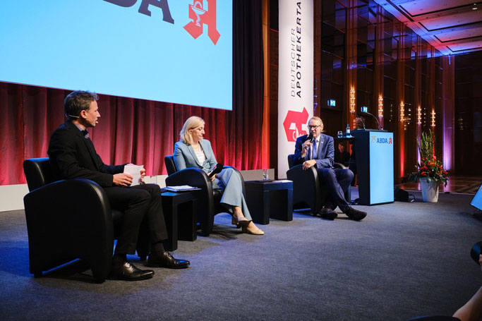 Eröffnung des Deutschen Apothekertages am 16. September 2025 in Düsseldorf: Moderator Alexander Müller, Bundesgesundheitsministerin Nina Warken, ABDA-Präsident Thomas Preis (v.l.n.r.). Bildrechte: ABDA .Fotograf: André Wagenzik 
