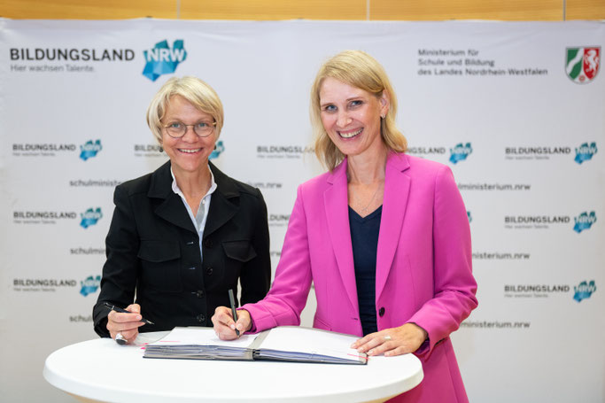 Schulministerin Dorothee Feller und Christina Tillmann, Vorständin der ADAC Stiftung, unterzeichnen den Kooperationsvertrag. Foto: Mark Hermenau