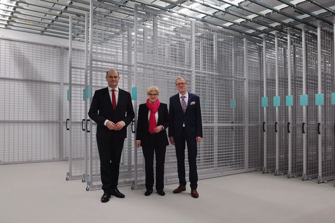 Staatsminister Füracker, Leibniz-Präsidentin Prof. Brockmeier und Prof. Hess, Generaldirektor des Germanischen Nationalmuseums, im neuen Tiefdepot. Foto: GNM