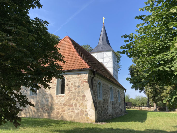 Anlässlich des diesjährigen „Tags des offenen Denkmals“ präsentieren sich einige pommersche Dorfkirchen mit dem Programm „Dorfkirchen – Versteckte Kleinode“ wie die. Kirche in Alt Plestlin, Deutschlands erste Wasserwanderkirche. Foto: PEK / Sebstian Kühl