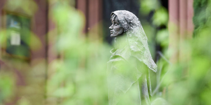 Eine Figur von Hildegard von Bingen steht im Klostergarten der Benediktinerinnenabtei Sankt Hildegard in Rüdesheim. © KNA/Julia Steinbrecht