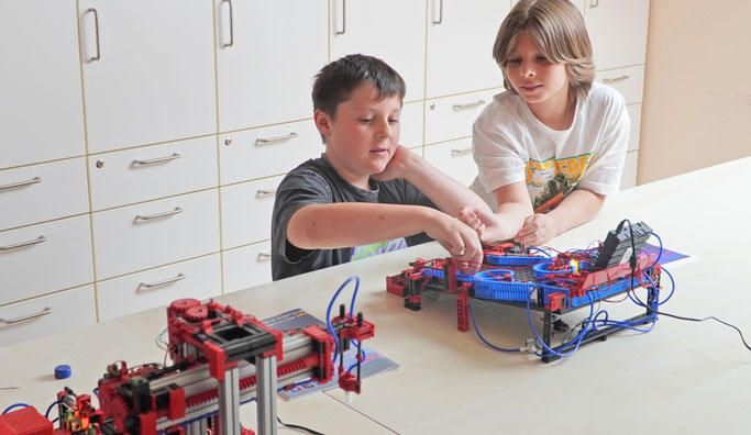 Die Sets von fischertechnik ermöglichen greifbare und nachhaltige Lernerfahrungen, die Spaß machen. © Lern- und Forschungszentrum Odenwald 