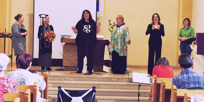 Sabine Blügel-Ebinghaus (Dritte von rechts), die die Gottesdienste organisiert, wurde bei der Jubiläumsfeier für ihr Engagement geehrt. Foto: © Andreas Kossmann