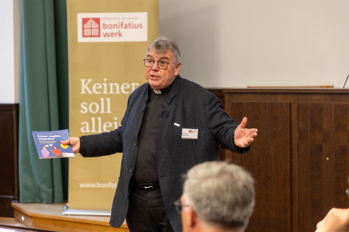 „Draußen zeigen, was wir drinnen glauben!“ Monsignore Georg Austen, Generalsekretär des Bonifatiuswerkes. Foto: Hartmut Salzmann