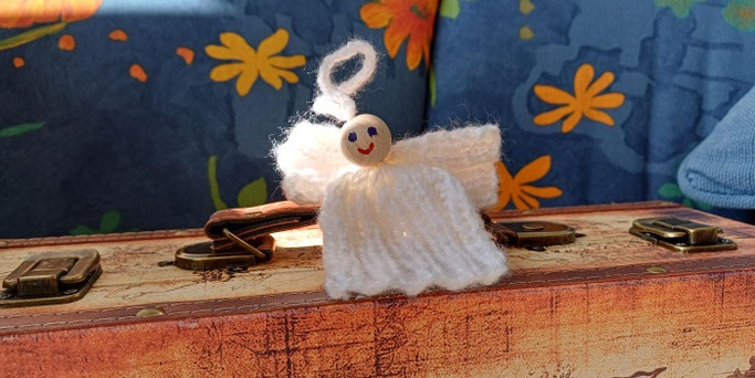 Trostkoffer zum Ausleihen mit gestricktem Engelchen als Geschenk für Kinder. Foto: © Raphael Collinet