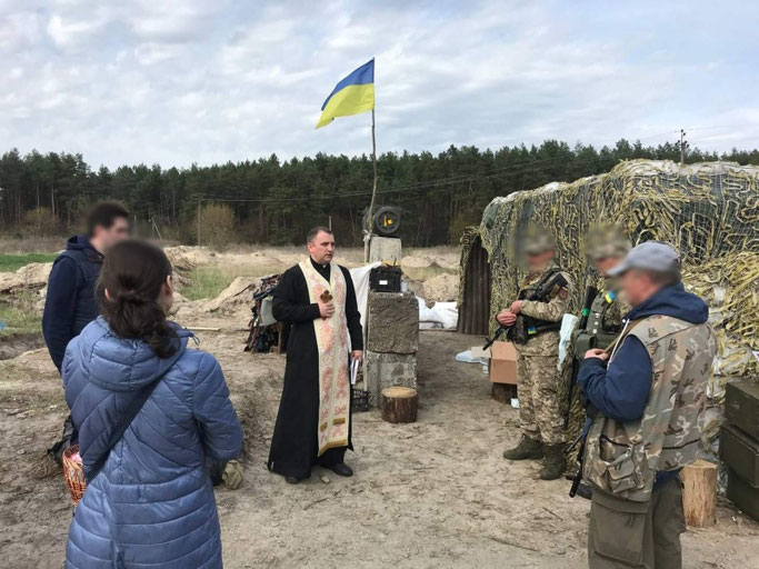 Ein Priester betet mit Soldaten in der Ukraine. © Kirche in Not